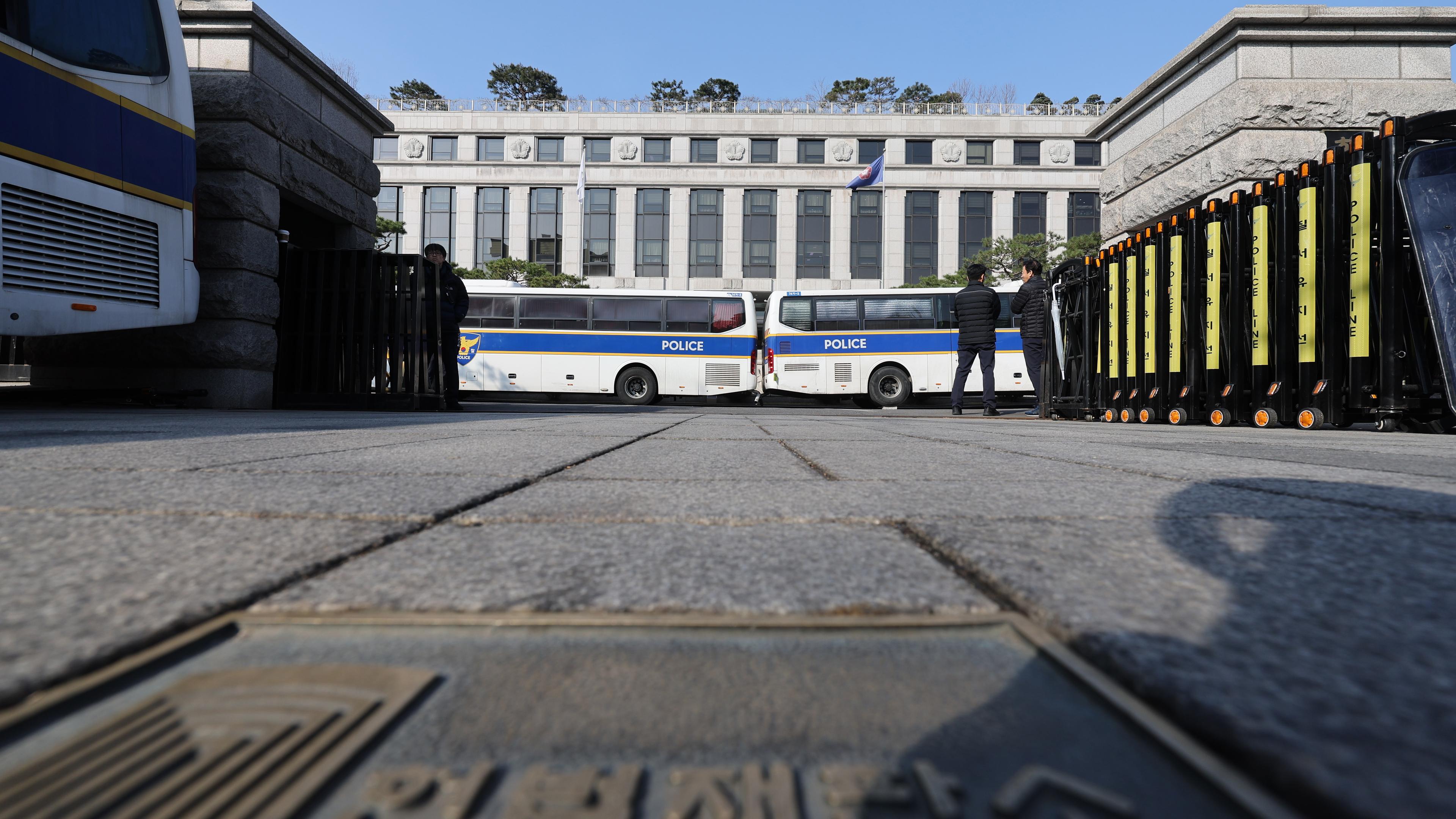Polizeibeamte stehen am 31. März 2025 vor dem Verfassungsgericht in Seoul, Südkorea, Wache, da das Gericht noch keinen Termin für die Entscheidung festgelegt hat, ob der angeklagte Präsident Yoon Suk Yeol aufgrund seiner kurzzeitigen Verhängung des Kriegsrechts Anfang Dezember aus dem Amt entfernt oder wieder eingesetzt werden soll.
