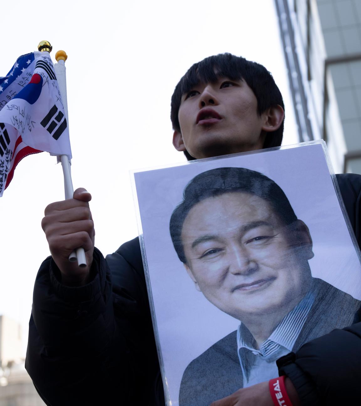 Südkorea: Ein Demonstrant hält ein Bild von Ex-Präsident Yoon Suk Yeol in einem Arm.