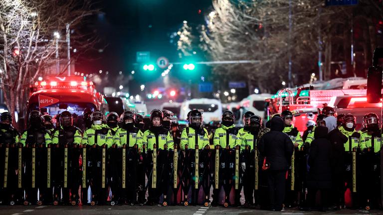  Polizisten, die in der Nähe des westlichen Bezirksgerichts von Seoul in Seoul, Südkorea, eingesetzt sind.
