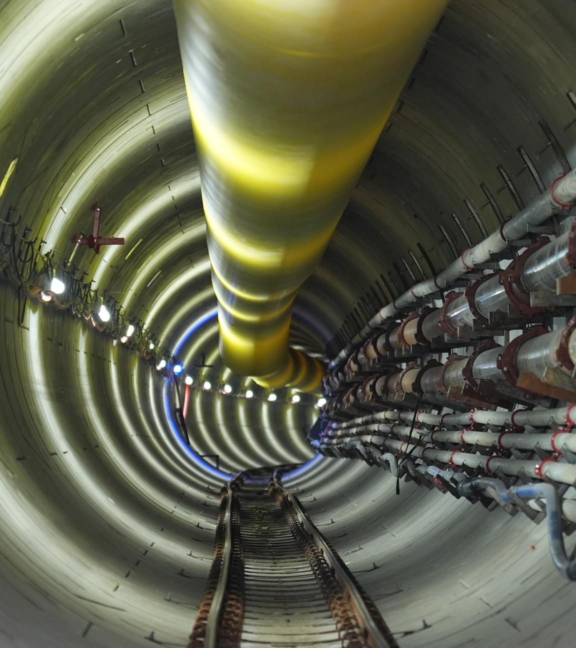 Schleswig-Holstein, Wewelsfleth: Blick in die Tunnelröhre auf der Baustelle Suedlink-Elbquerung ElbX.