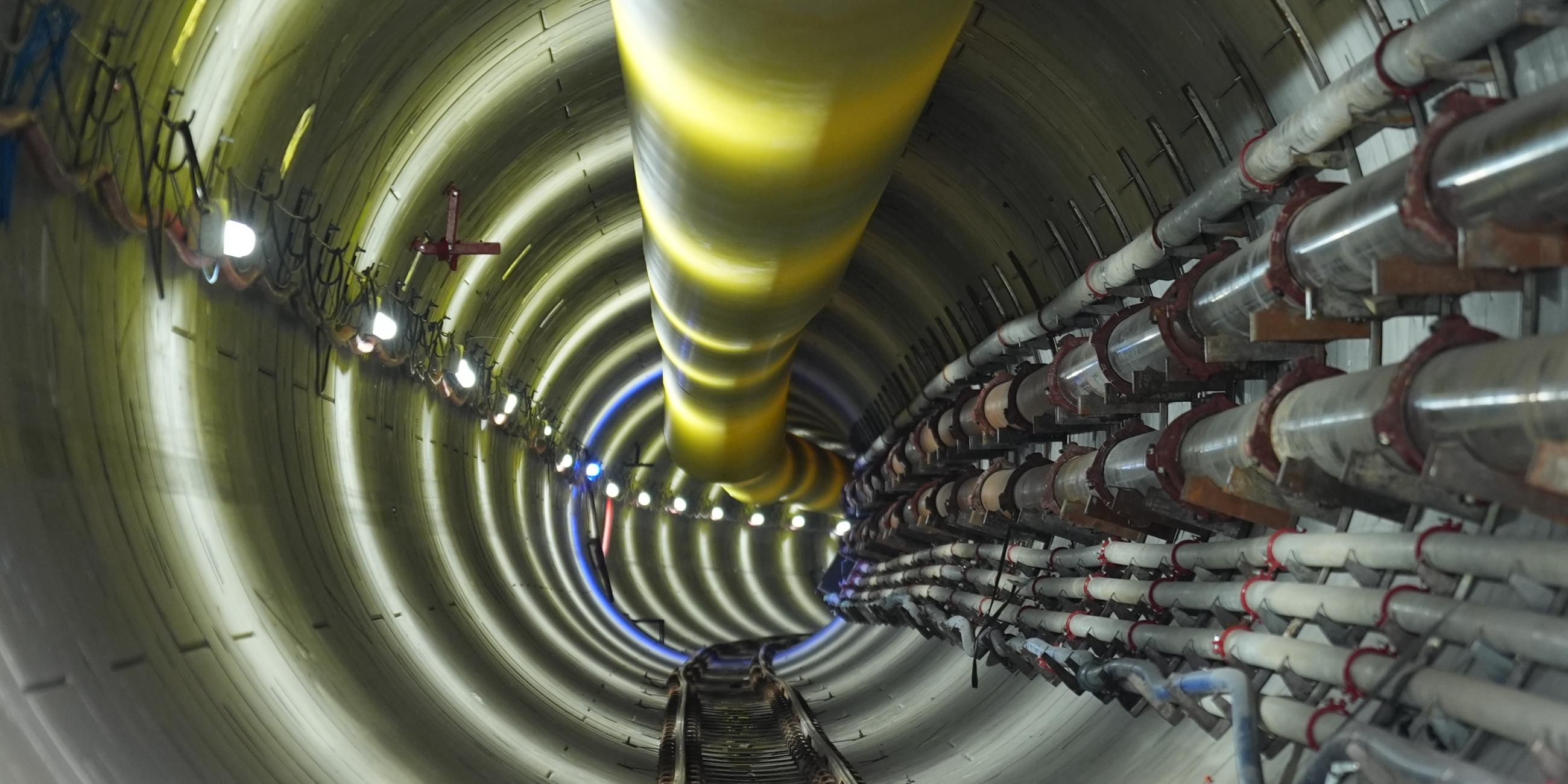 Schleswig-Holstein, Wewelsfleth: Blick in die Tunnelröhre auf der Baustelle Suedlink-Elbquerung ElbX.