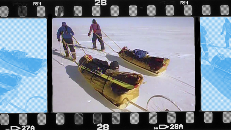 Zwei Männer ziehen am Südpol zwei Schlitten mit Expeditionsausrüstung. Es liegt Schnee. Ein Effekt mit einem Fotostreifen fand Verwendung.