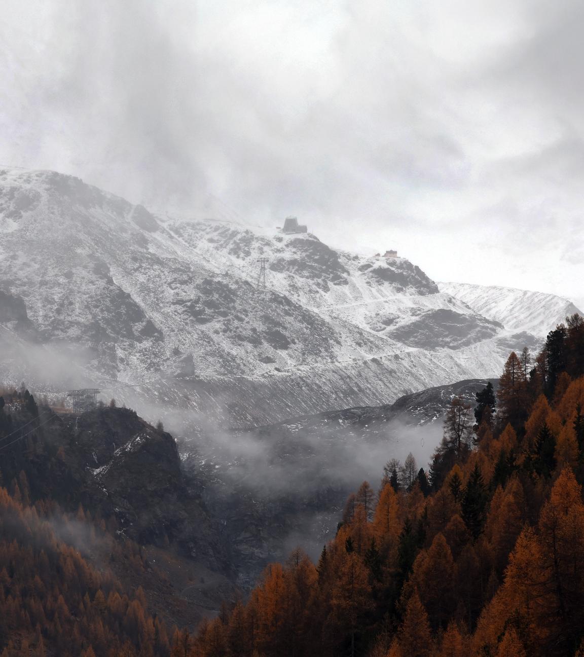  Italien, Bozen: Mit Schnee bedeckt sind die Berge des Ortler Gebirges. Nach dem Lawinenunglück in Südtirol sind auch die Leichen der beiden zuletzt noch vermissten Deutschen gefunden worden. Damit steht fest, dass bei dem Unglück am Vortag insgesamt fünf Bergsteiger ums Leben kamen.