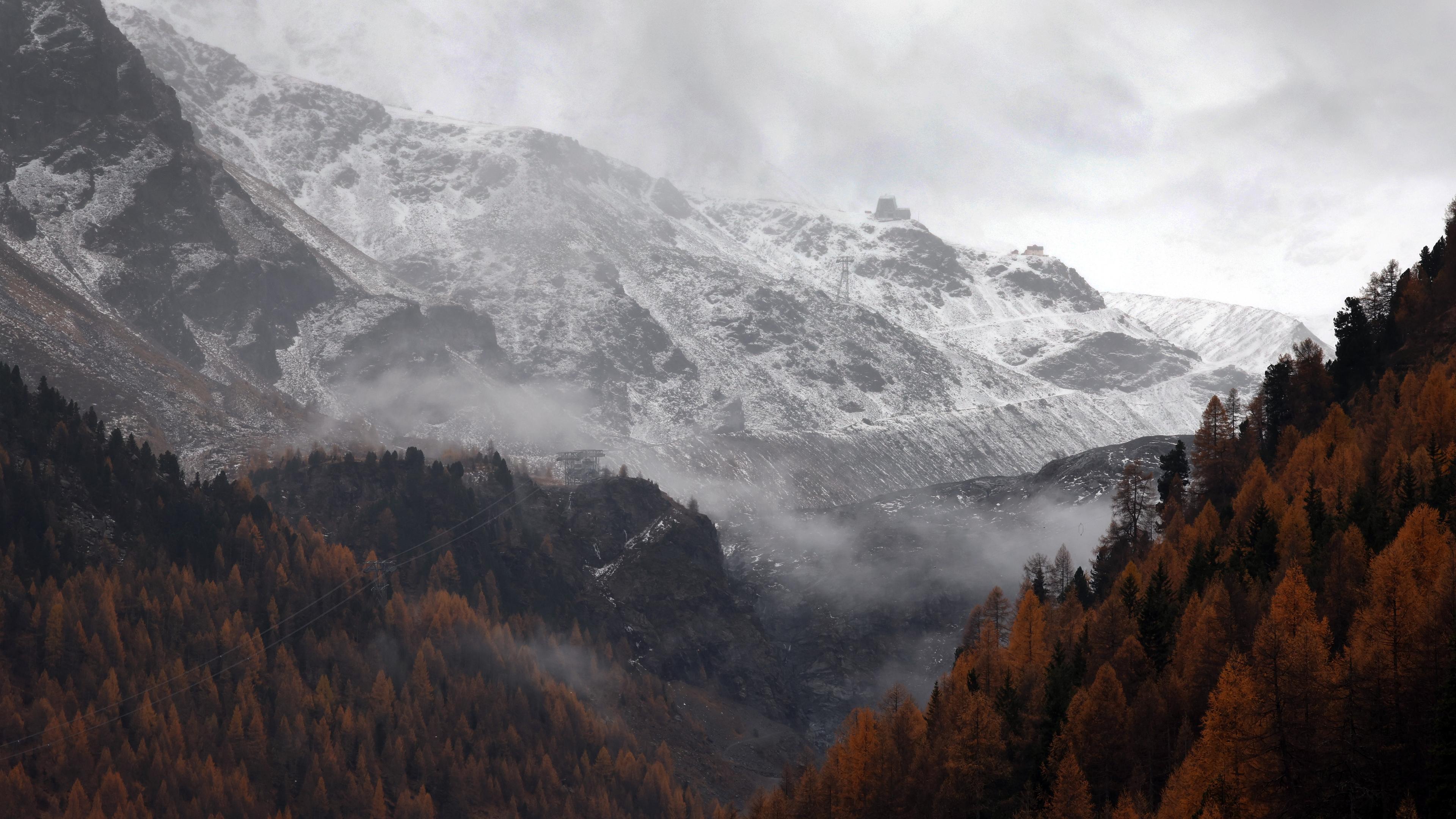  Italien, Bozen: Mit Schnee bedeckt sind die Berge des Ortler Gebirges. Nach dem Lawinenunglück in Südtirol sind auch die Leichen der beiden zuletzt noch vermissten Deutschen gefunden worden. Damit steht fest, dass bei dem Unglück am Vortag insgesamt fünf Bergsteiger ums Leben kamen.