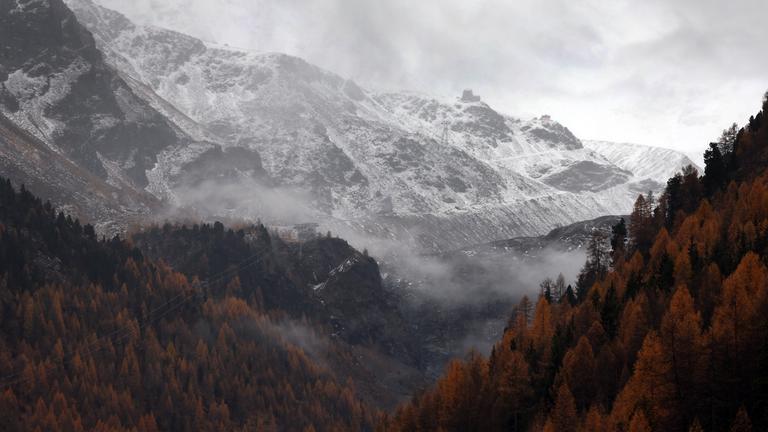  Italien, Bozen: Mit Schnee bedeckt sind die Berge des Ortler Gebirges. Nach dem Lawinenunglück in Südtirol sind auch die Leichen der beiden zuletzt noch vermissten Deutschen gefunden worden. Damit steht fest, dass bei dem Unglück am Vortag insgesamt fünf Bergsteiger ums Leben kamen.