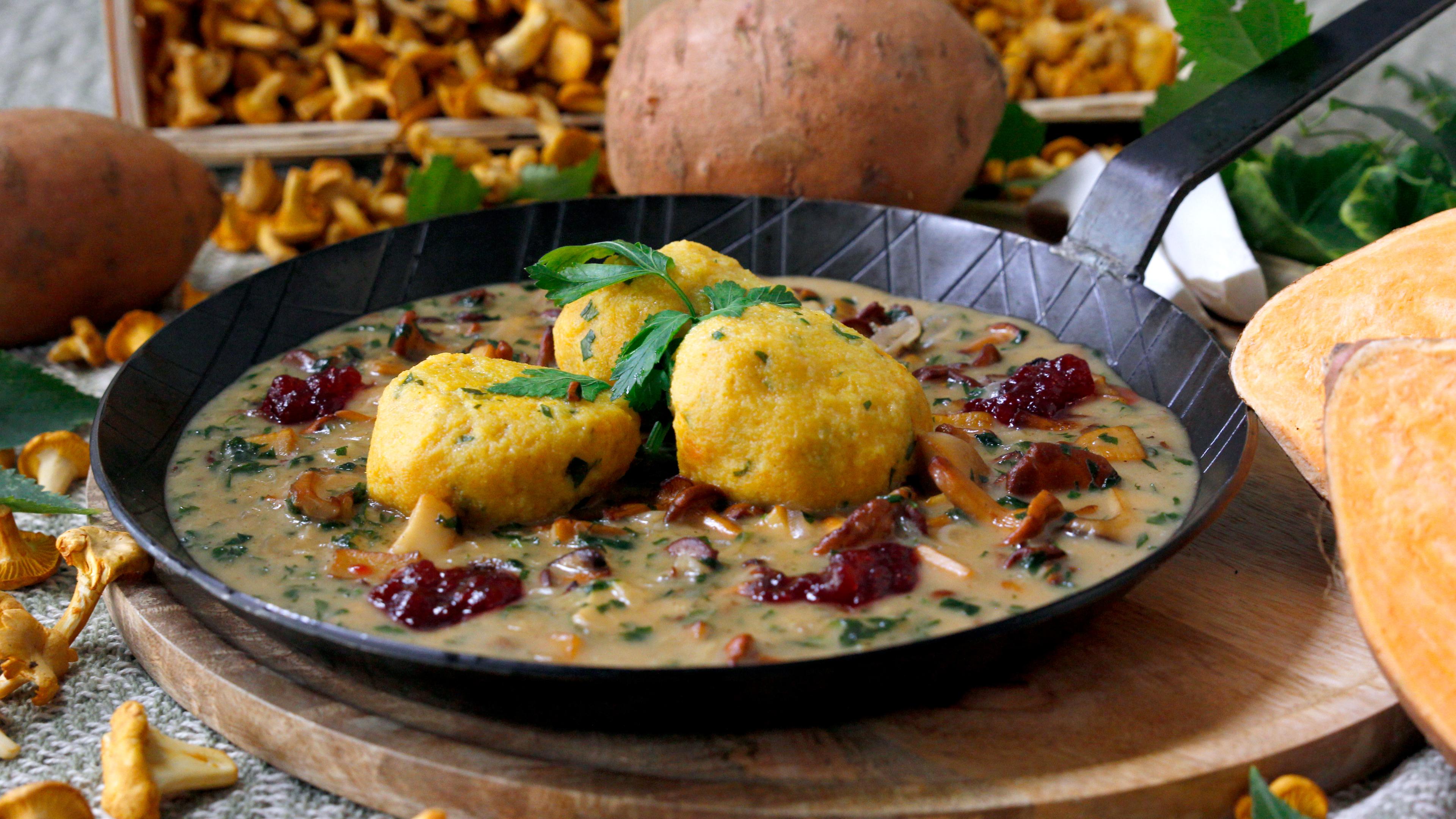 Süßkartoffel-Knödel mit Pilz-Rahm-Sauce