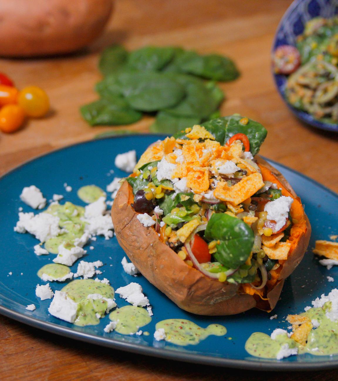 Süßkartoffel-Kumpir mit Spinat-Linsensalat 