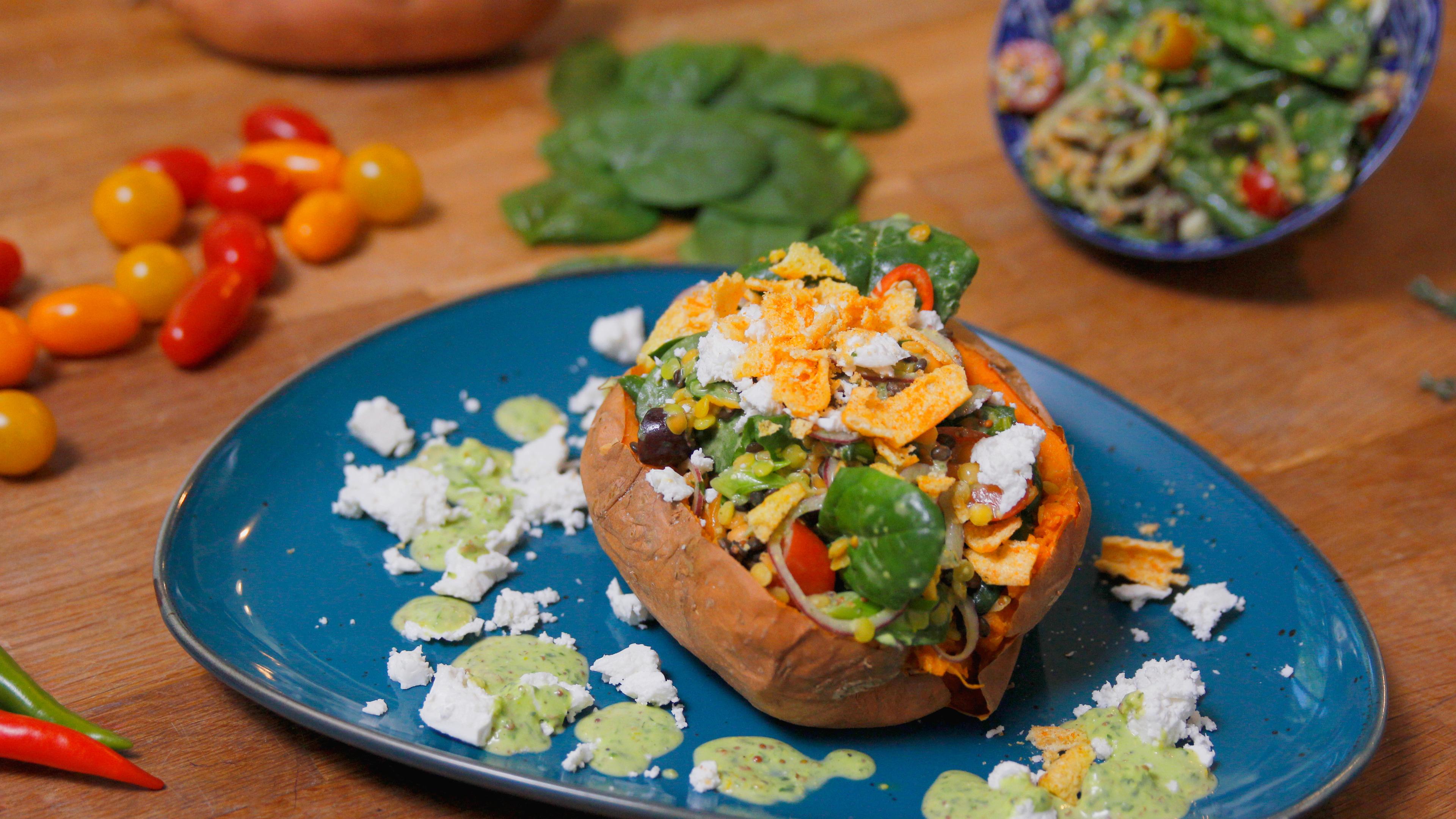 Süßkartoffel-Kumpir mit Spinat-Linsensalat 