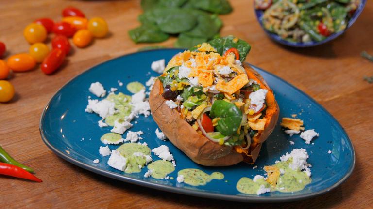 Süßkartoffel-Kumpir mit Spinat-Linsensalat 
