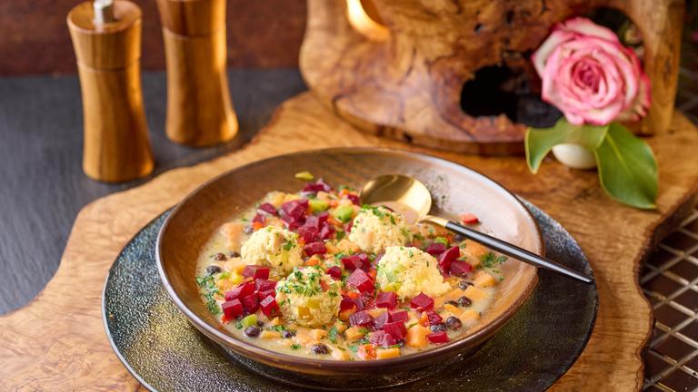 Süßkartoffel-Suppenbowl serviert auf einem Teller