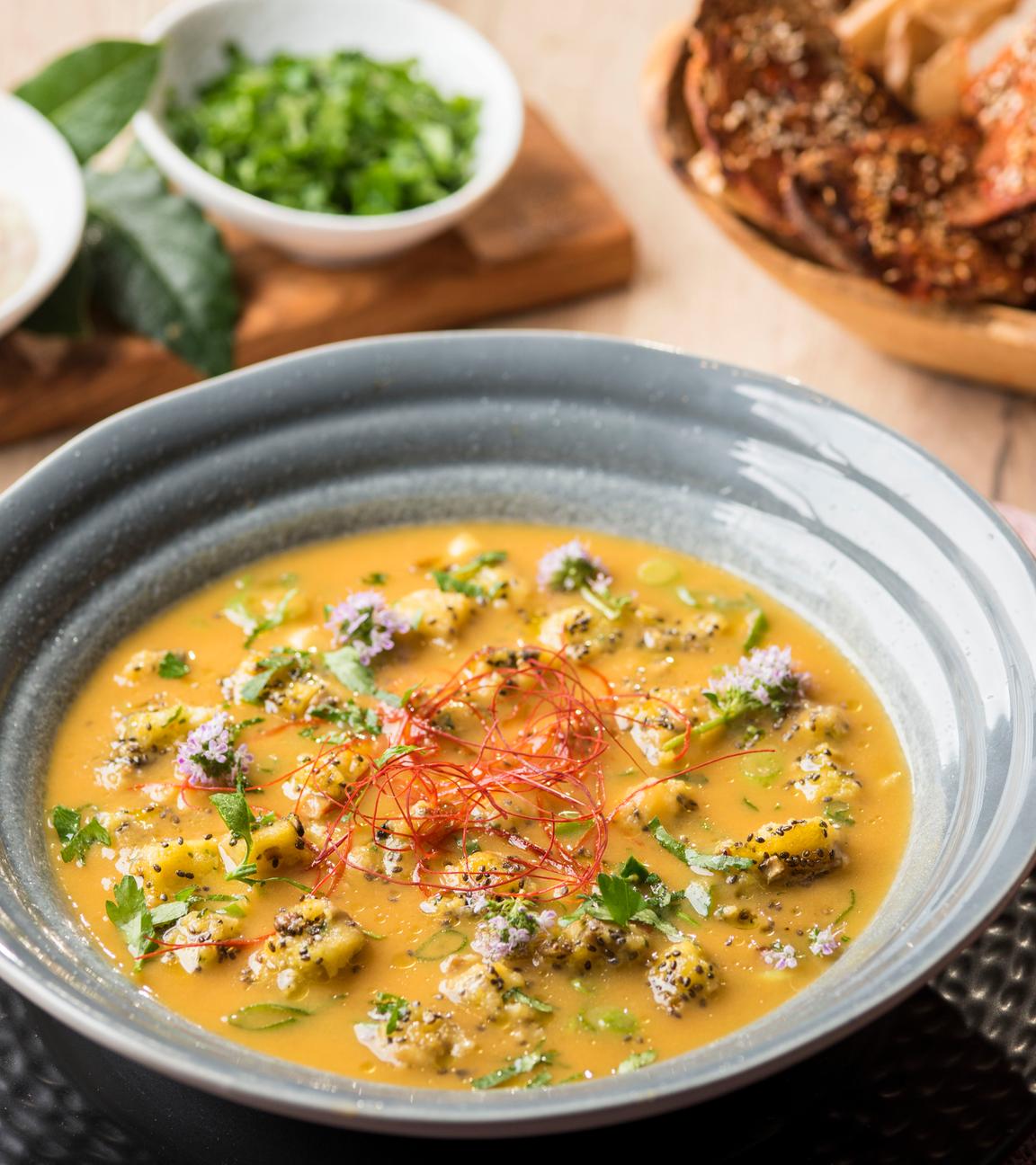 Süßkartoffelsuppe mit Polentawürfeln und Sesamchips