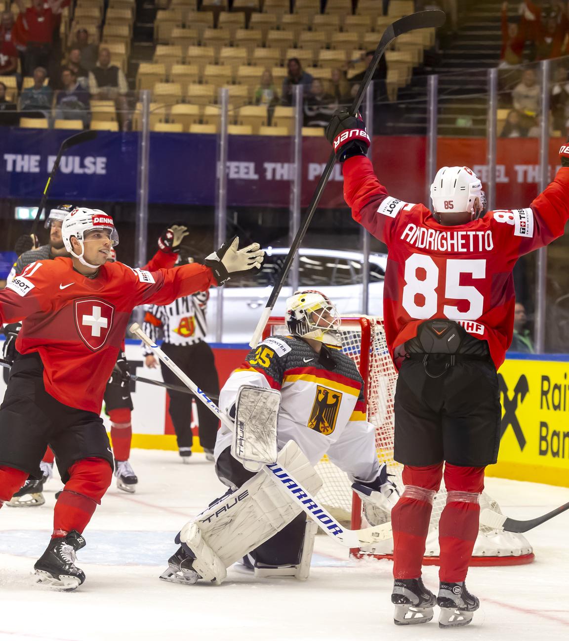 Eishockey-WM, Schweiz - Deutschland: Der Schweizer Stürmer Sven Andrighetto (Mitte) feiert sein Tor zum 3:0 mit seinem Teamkollegen Kevin Fiala (l.). Rechts: Deutschlands Justin Schütz.
