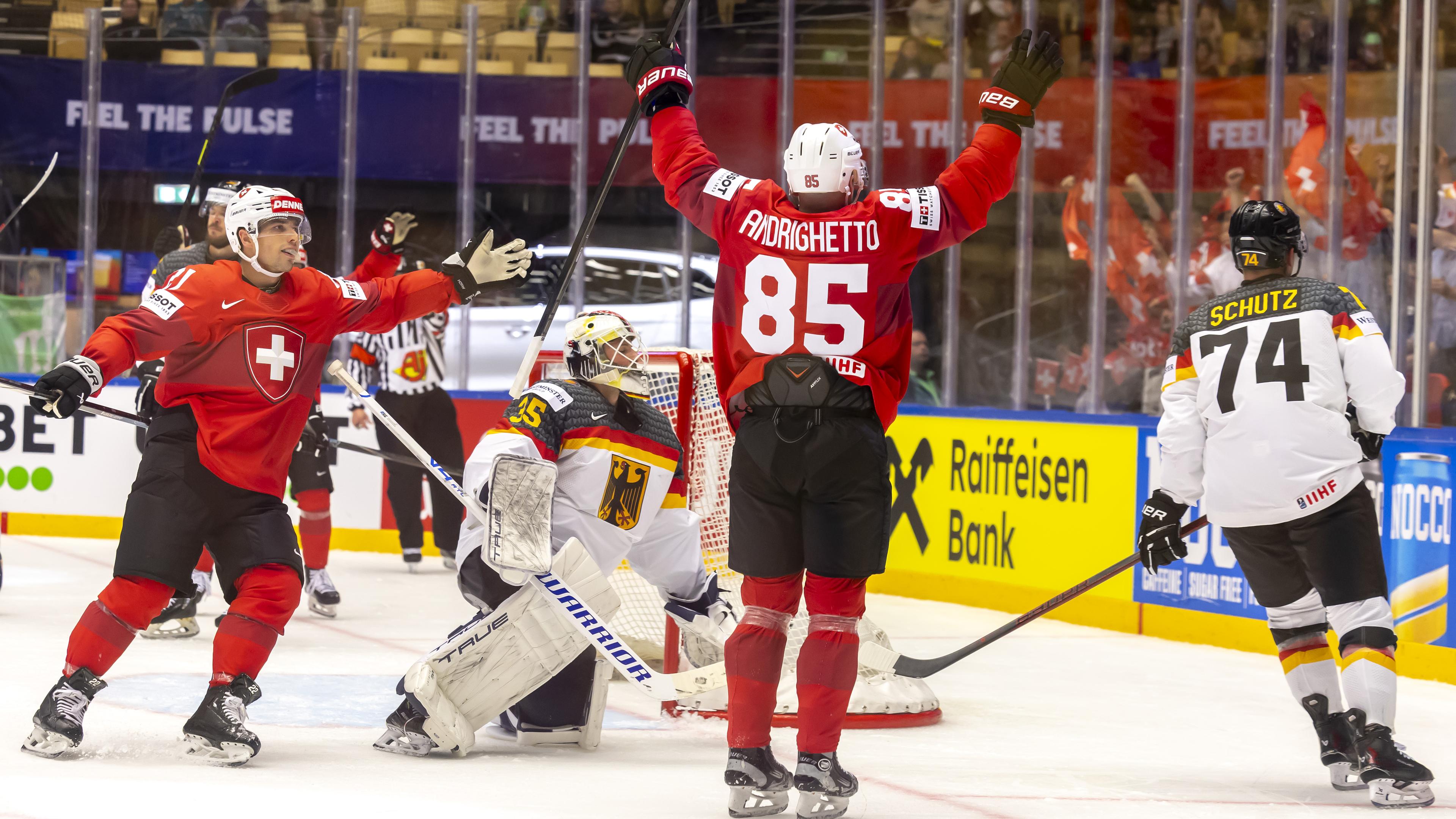 Eishockey-WM, Schweiz - Deutschland: Der Schweizer Stürmer Sven Andrighetto (Mitte) feiert sein Tor zum 3:0 mit seinem Teamkollegen Kevin Fiala (l.). Rechts: Deutschlands Justin Schütz.