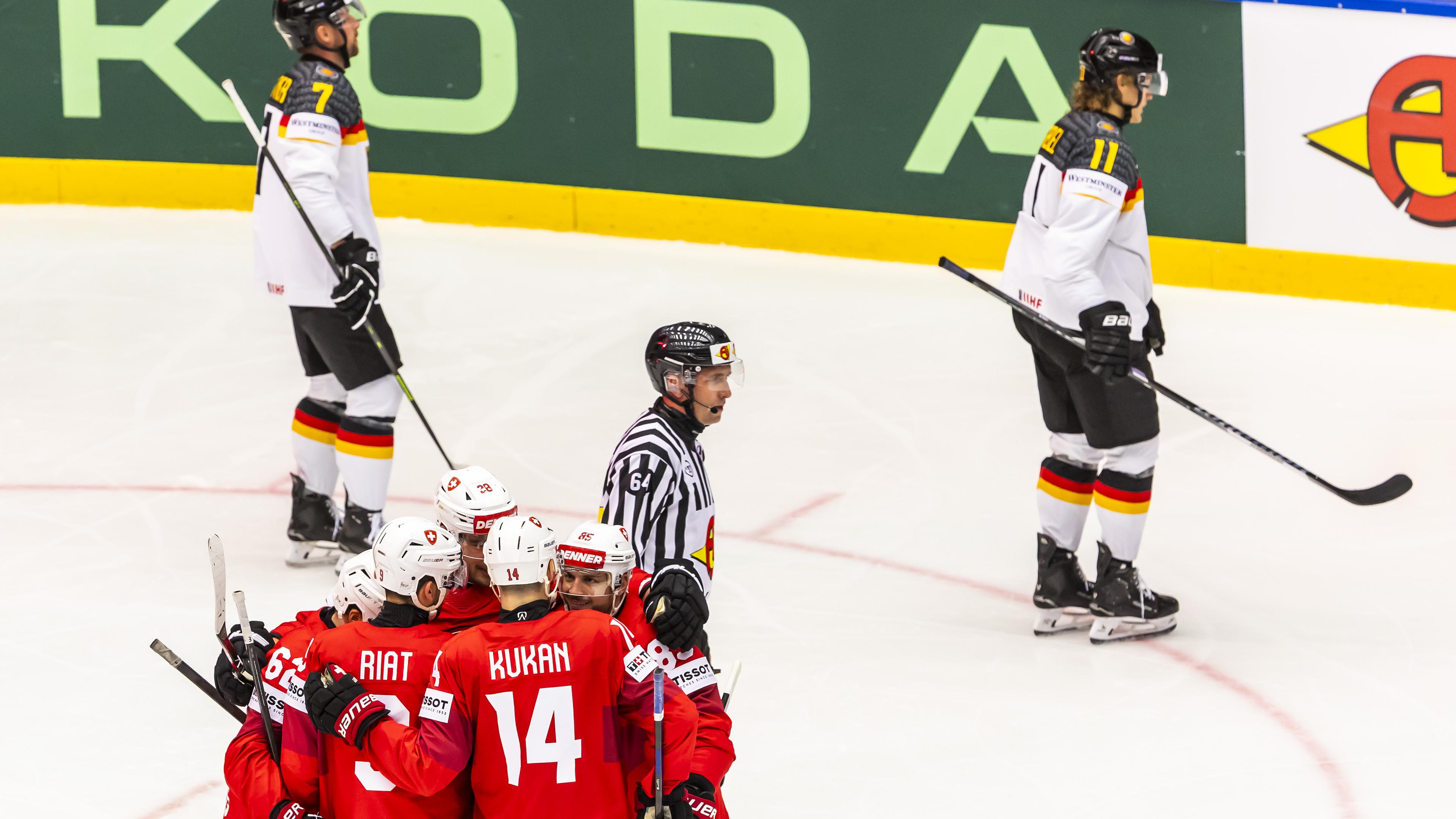 Eishockey-WM, Schweiz - Deutschland: Während der Schweizer Sven Andrighetto (vorn rechts) sein Tor zum 5:0 mit seinen Teamkollegen feiert, fahren die deutschen Spieler Korbinian Geibel (r.) und Maximilian Kastner (l.) vom Eis.