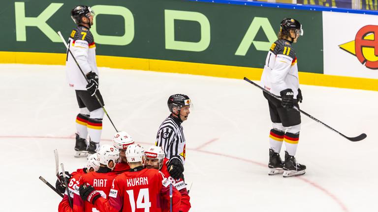 Eishockey-WM, Schweiz - Deutschland: Während der Schweizer Sven Andrighetto (vorn rechts) sein Tor zum 5:0 mit seinen Teamkollegen feiert, fahren die deutschen Spieler Korbinian Geibel (r.) und Maximilian Kastner (l.) vom Eis.