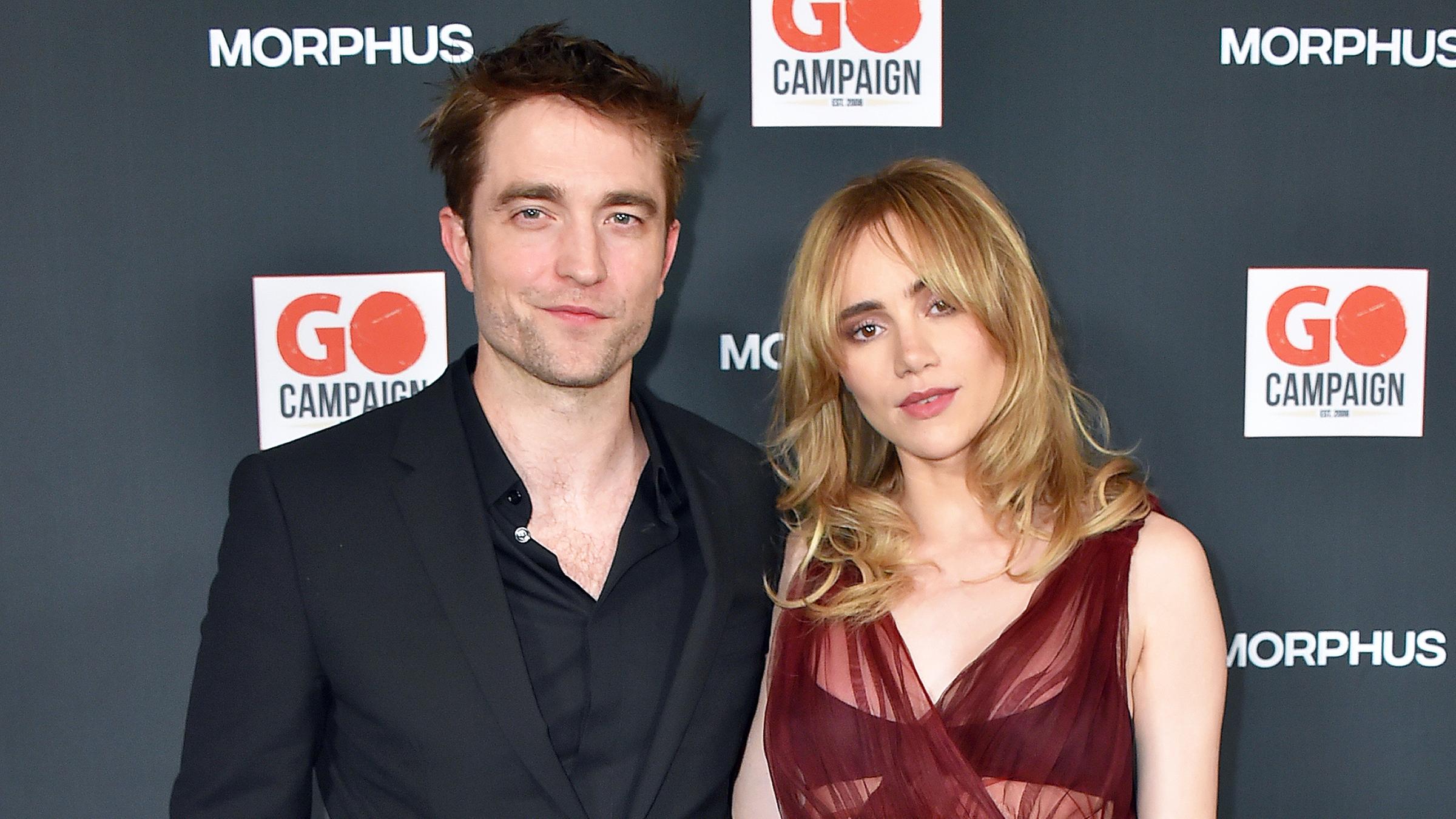 Schauspieler Robert Pattinson (L) und Sängerin Suki Waterhouse (R)