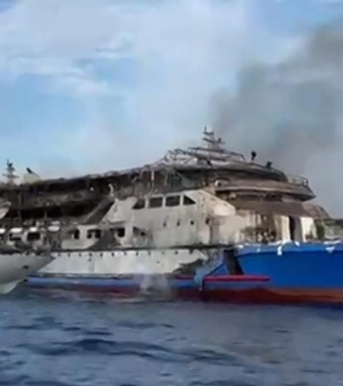Ein Screenshot zeigt die Fähre KM Barcelona 5 nach einem Brand an Bord ausgebrochen war. Die Fähre war am 20 Juli 2025 auf dem Weg nach Manado, Sulawesi