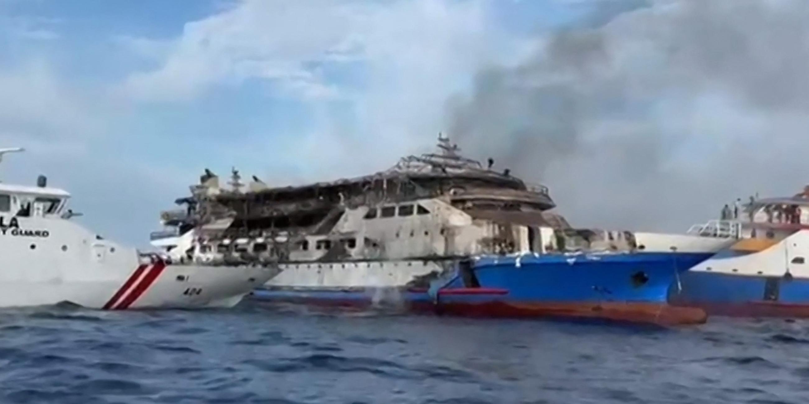 Ein Screenshot zeigt die Fähre KM Barcelona 5 nach einem Brand an Bord ausgebrochen war. Die Fähre war am 20 Juli 2025 auf dem Weg nach Manado, Sulawesi