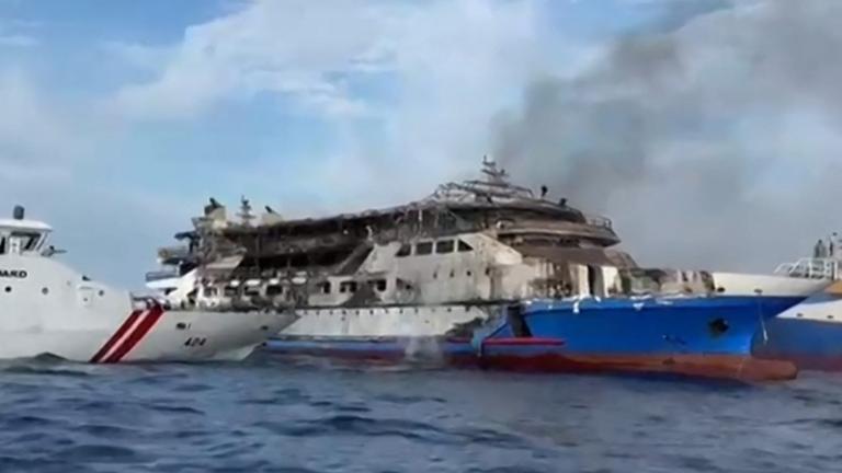 Ein Screenshot zeigt die Fähre KM Barcelona 5 nach einem Brand an Bord ausgebrochen war. Die Fähre war am 20 Juli 2025 auf dem Weg nach Manado, Sulawesi