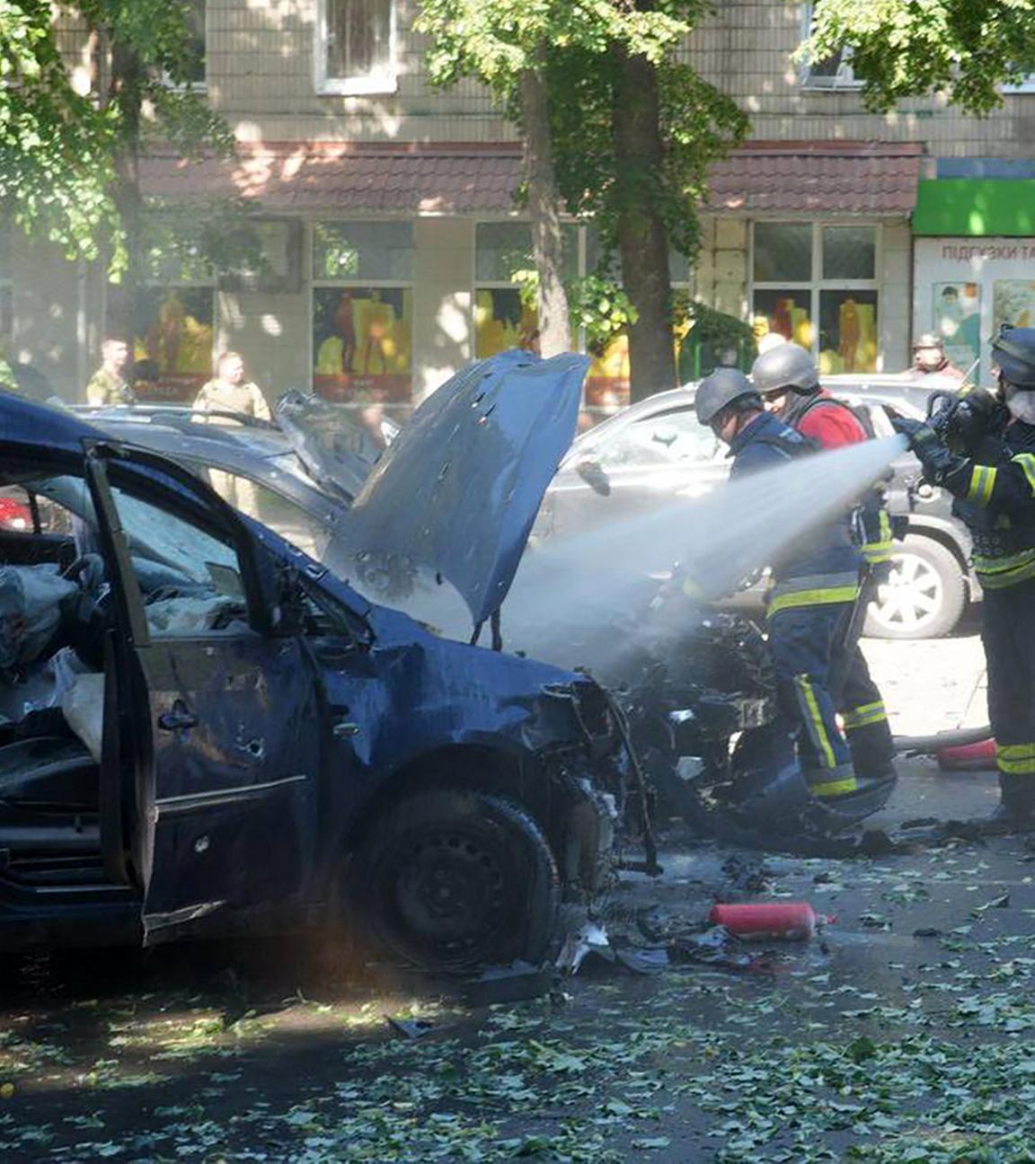 Feuerwehrleute löschen ein Auto nach einem russischen Angriff auf Sumy.