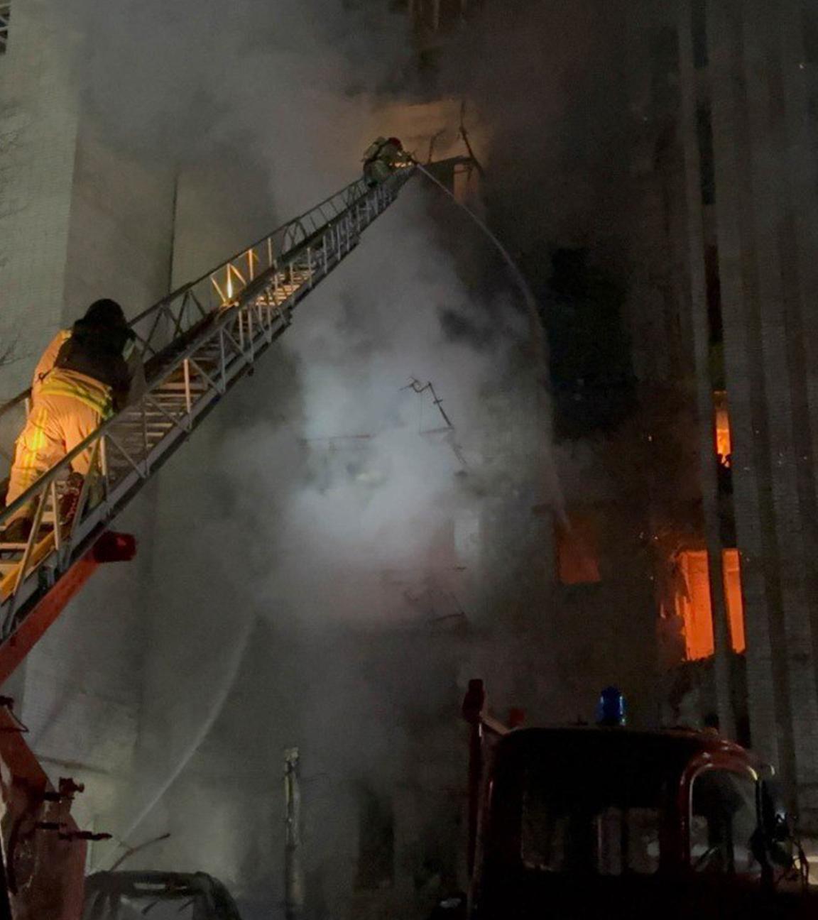 Auf diesem Foto, das am 08.12.2025 vom ukrainischen Rettungsdienst zur Verfügung gestellt wurde, löscht ein Rettungshelfer einen Brand in einem Wohngebäude, das durch einen russischen Angriff in der Region Sumy in der Ukraine beschädigt wurde.