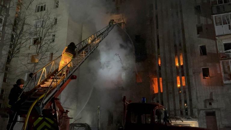 Auf diesem Foto, das am 08.12.2025 vom ukrainischen Rettungsdienst zur Verfügung gestellt wurde, löscht ein Rettungshelfer einen Brand in einem Wohngebäude, das durch einen russischen Angriff in der Region Sumy in der Ukraine beschädigt wurde.