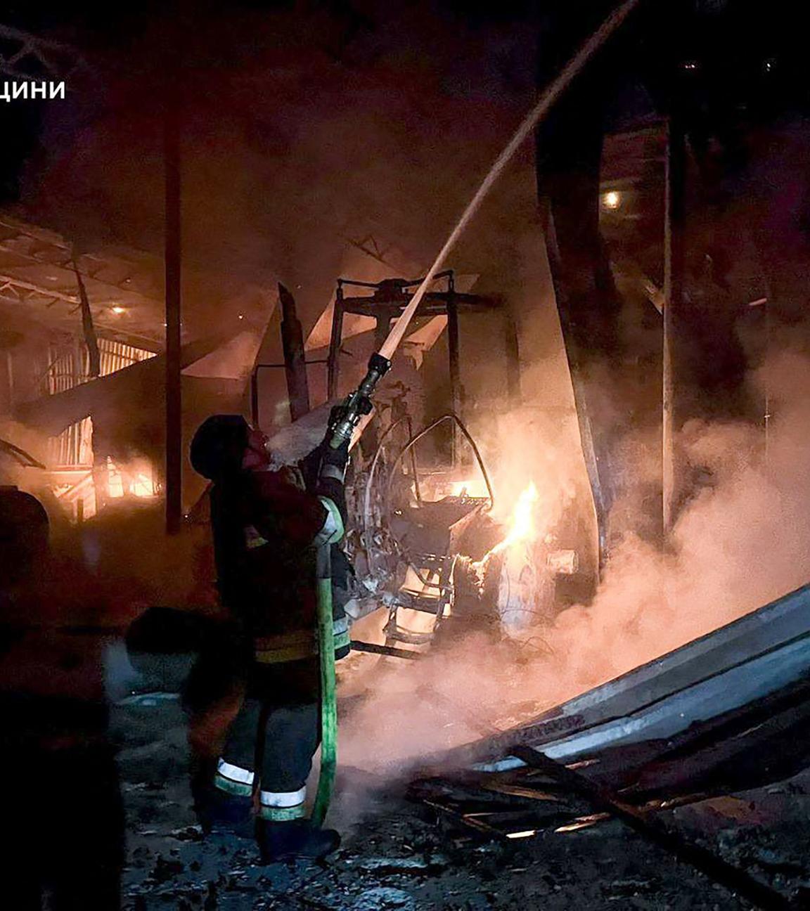 Feuerwehrleute löschen einen Brand nach einem russischen Angriff auf Sumy.