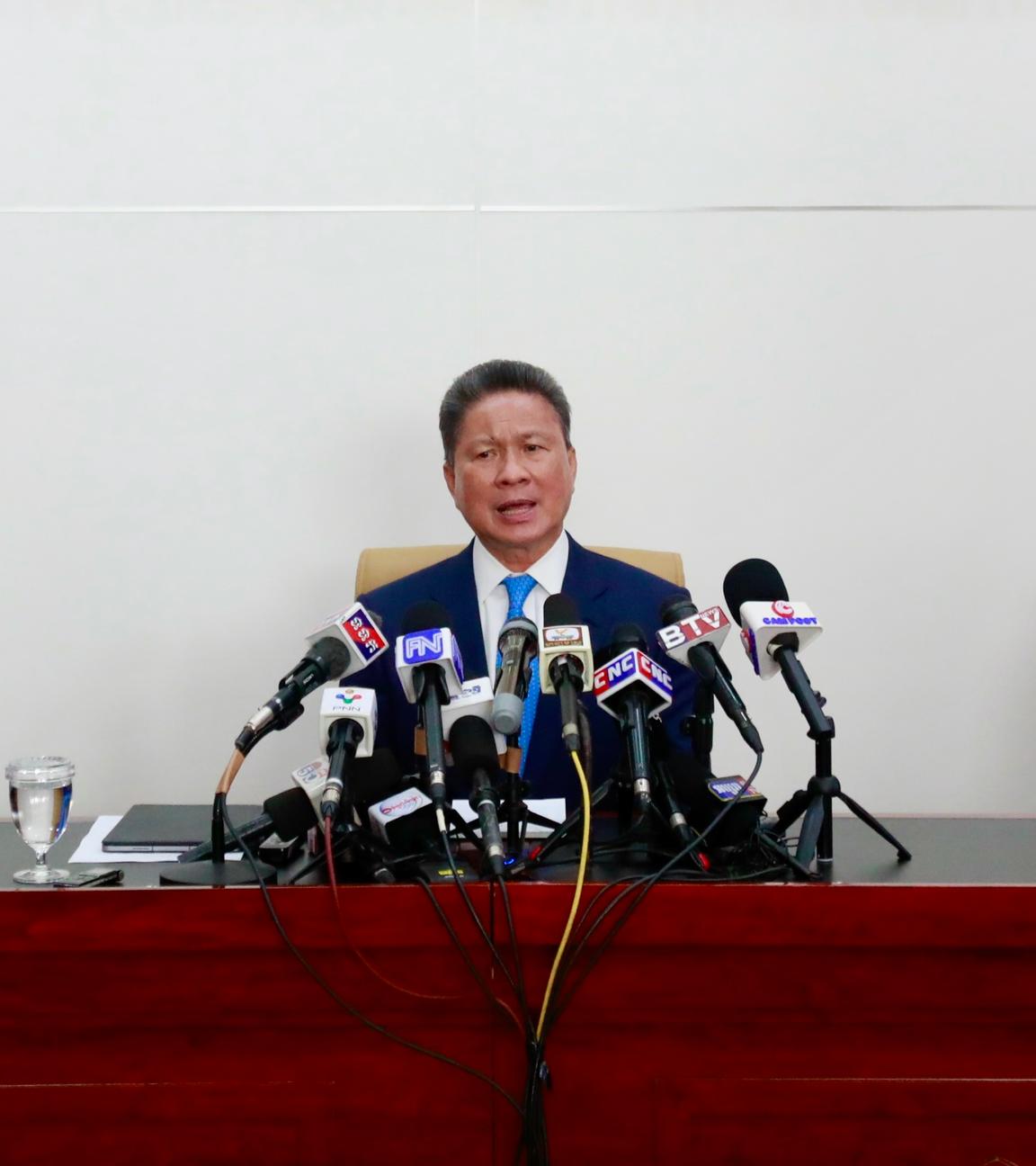 Sun Chanthol (mittig), stellvertretender Premierminister Kambodschas und erster stellvertretender Vorsitzender des Rates für die Entwicklung Kambodschas (CDC), hält am 1. August 2025 eine Pressekonferenz im Rat für die Entwicklung Kambodschas (CDC) in Phnom Penh, Kambodscha, ab.