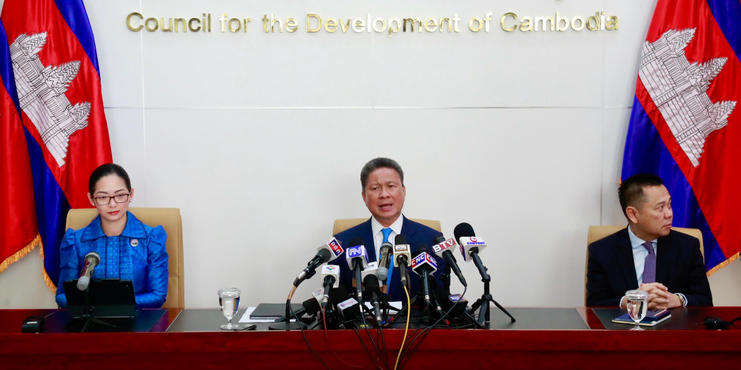 Sun Chanthol (mittig), stellvertretender Premierminister Kambodschas und erster stellvertretender Vorsitzender des Rates für die Entwicklung Kambodschas (CDC), hält am 1. August 2025 eine Pressekonferenz im Rat für die Entwicklung Kambodschas (CDC) in Phnom Penh, Kambodscha, ab.