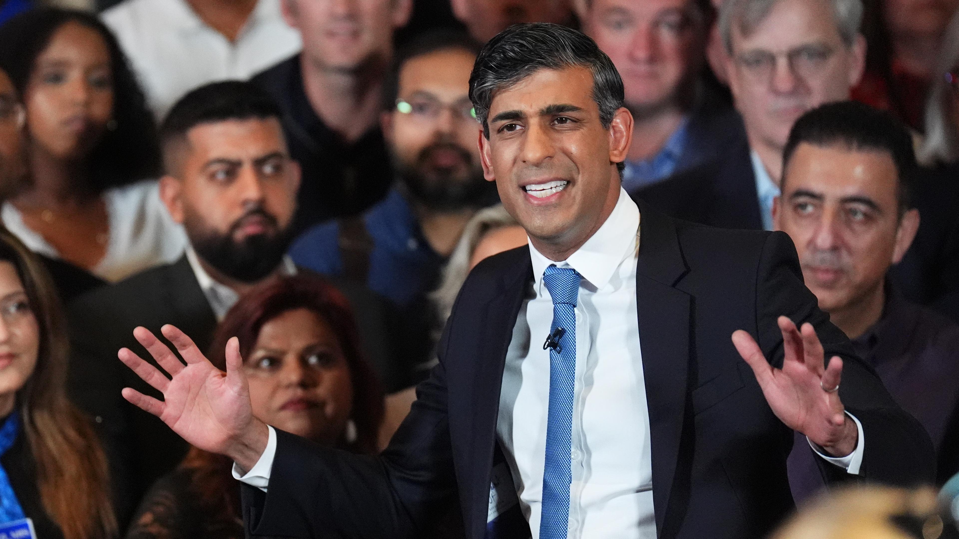Rishi Sunak in Menschenmenge