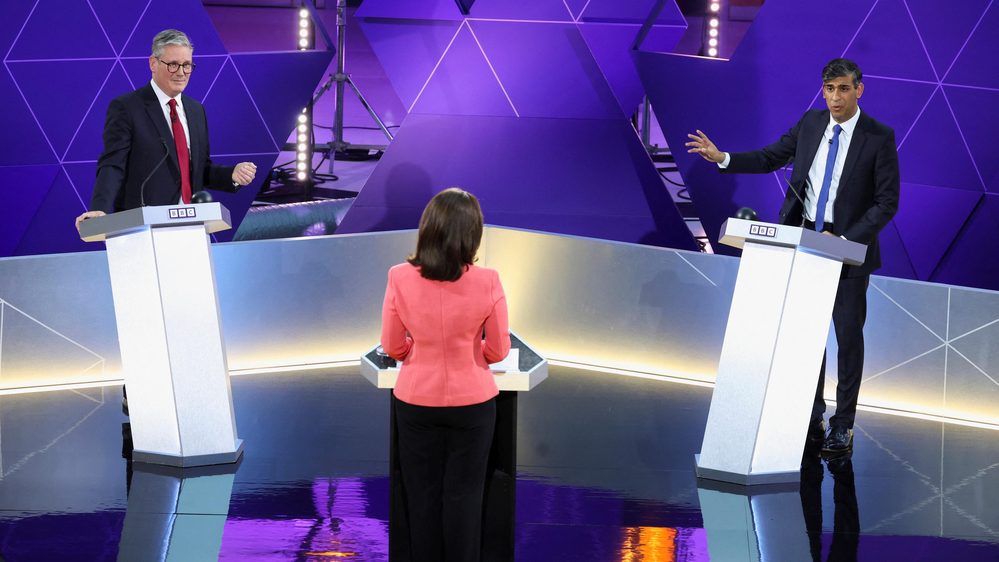 Der britische Premierminister Rishi Sunak und Oppositionsführer Keir Starmer bei der letzten TV-Debatte vor der Unterhauswahl am 4. Juli.