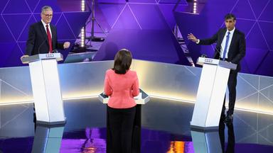 Der britische Premierminister Rishi Sunak und Oppositionsführer Keir Starmer bei der letzten TV-Debatte vor der Unterhauswahl am 4. Juli.