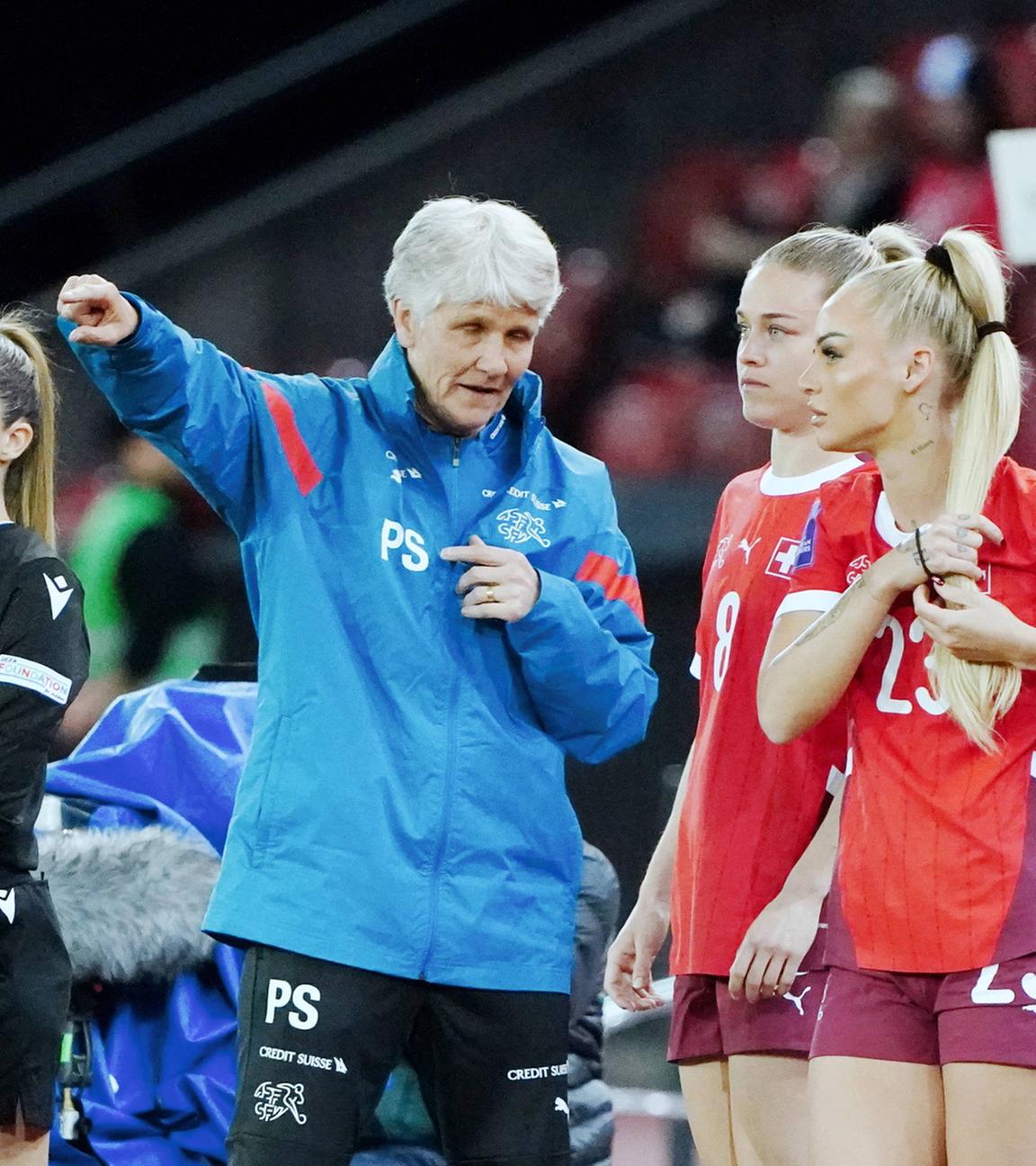 Trainerin der Schweizer Fußballfrauen Nationalmannschaft Pia Sundhage zusammen mit Nadine Riesen und Alisha Lehmann.