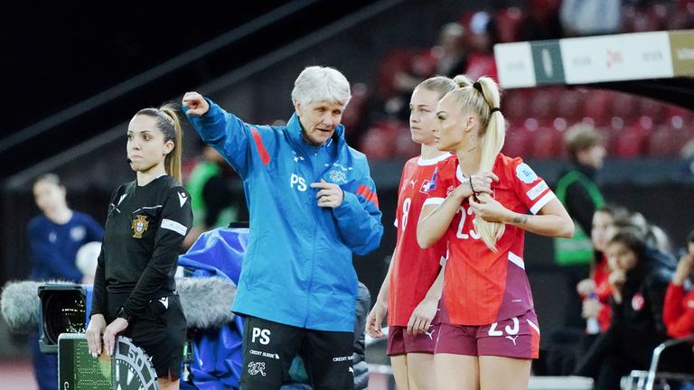Trainerin der Schweizer Fußballfrauen Nationalmannschaft Pia Sundhage zusammen mit Nadine Riesen und Alisha Lehmann.