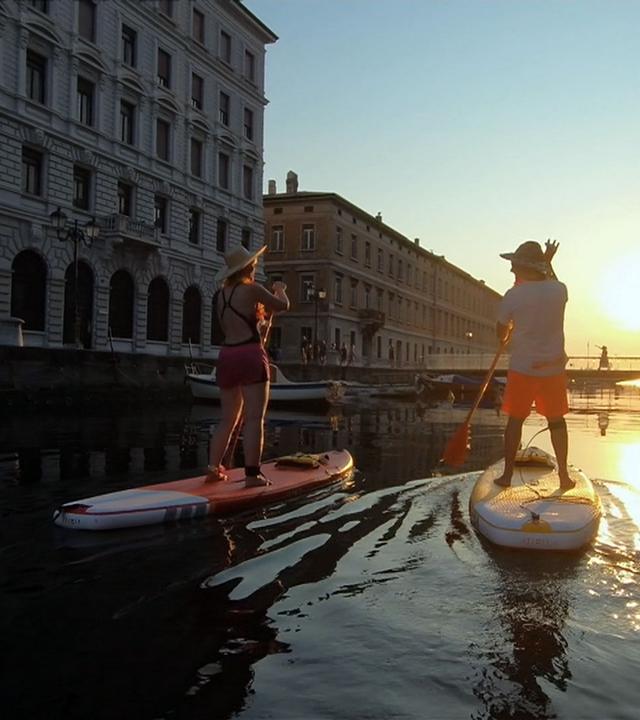 Marina Wenk beim Stand Up Paddling in Triest