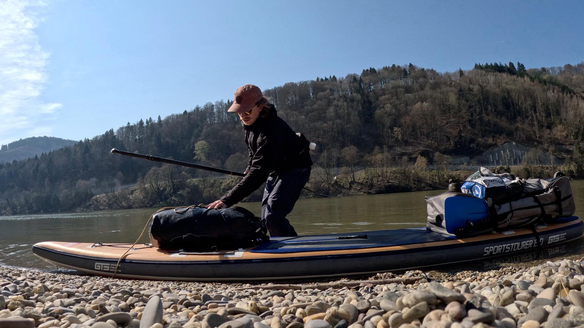 Aidan Conrad auf seiner Reise von Passau nach Wien auf dem SUP-Board mit Gepäck.