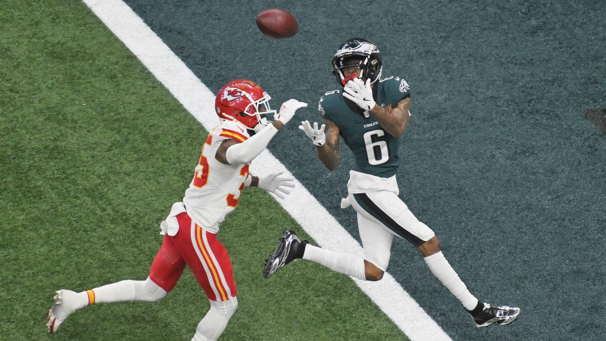 Devonta Smith fängt einen Touchdown-Pass in Super Bowl LIX