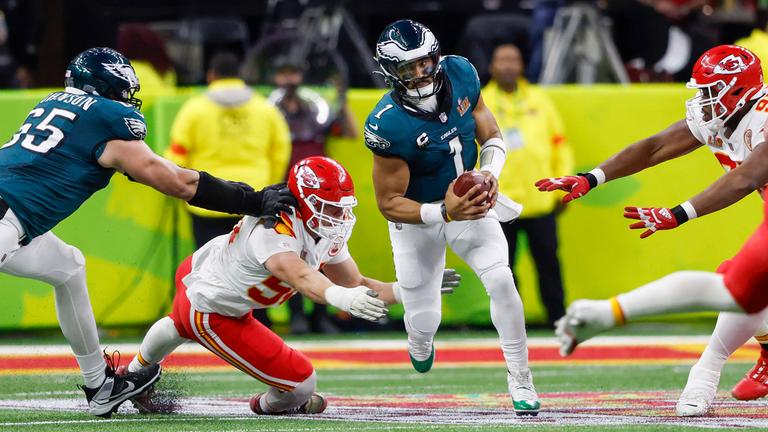 Jalen Hurts läuft mit dem Ball in Super Bowl 59
