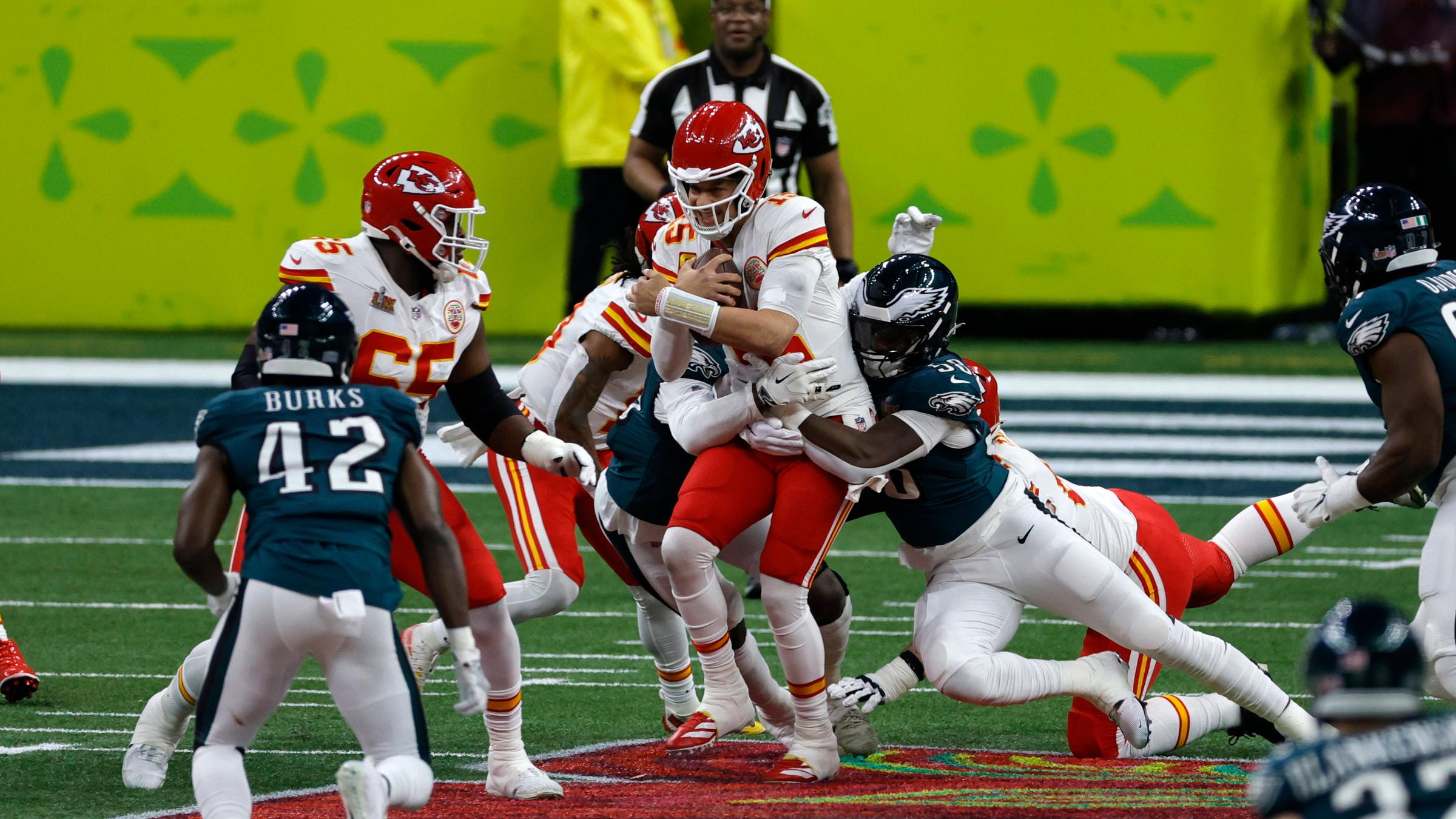 Patrick Mahomes wird von Jalyx Hunt zu Fall gebracht