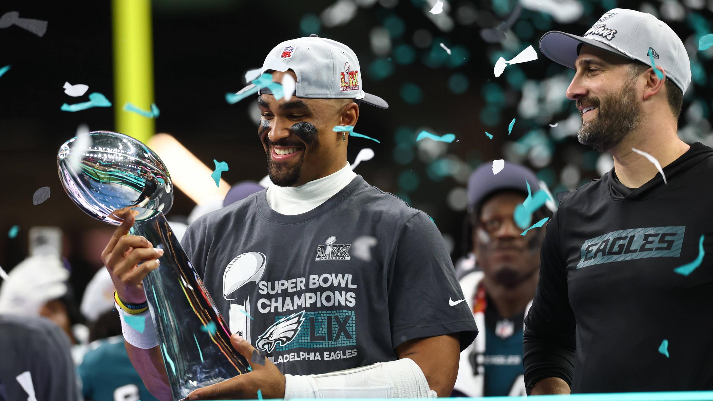 Jalen Hurts und Nick Sirianni bei der Siegerehrung nach Super Bowl 59