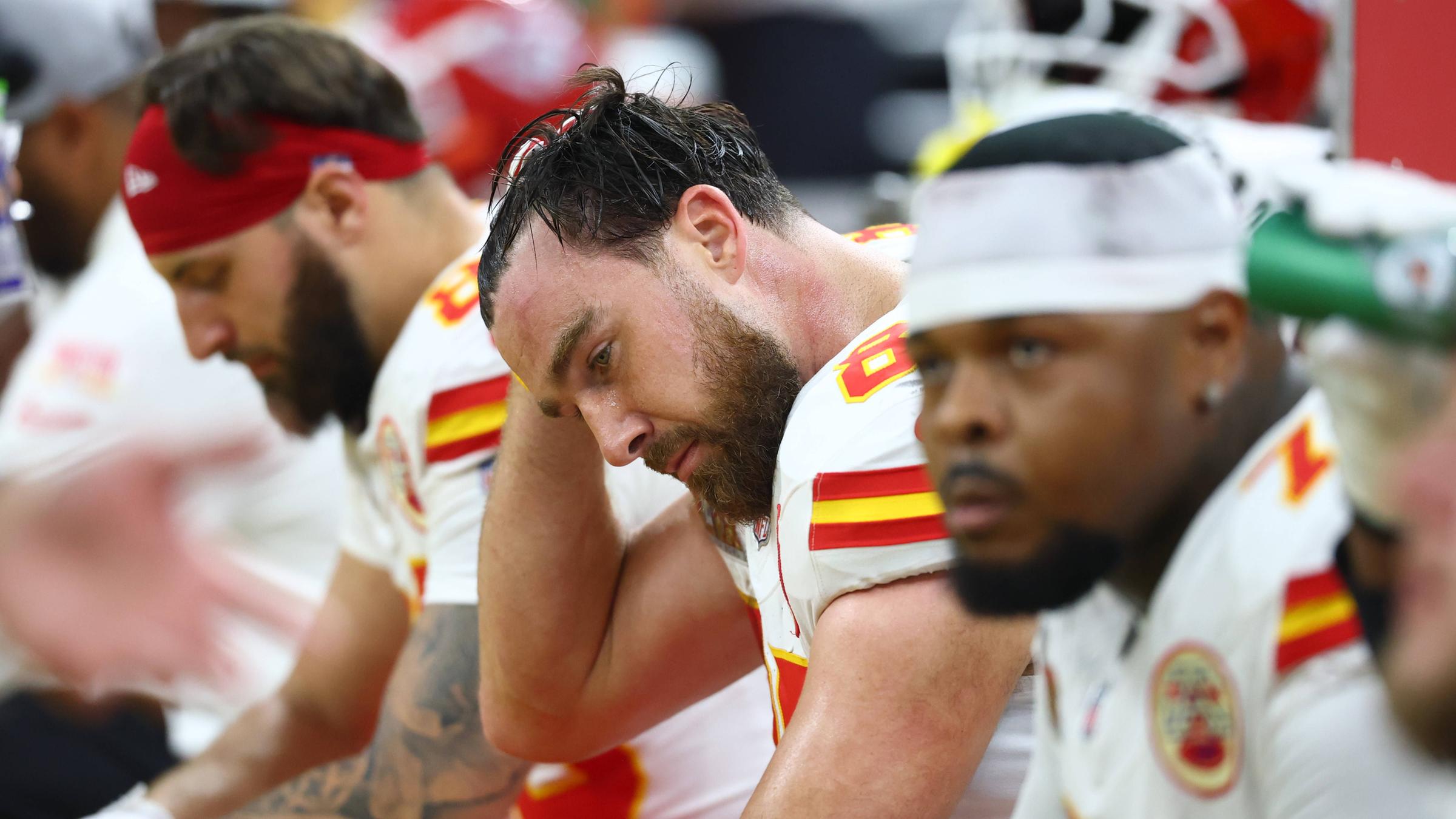 Travis Kelce sitzt auf der Bank der Kanas City Chiefs