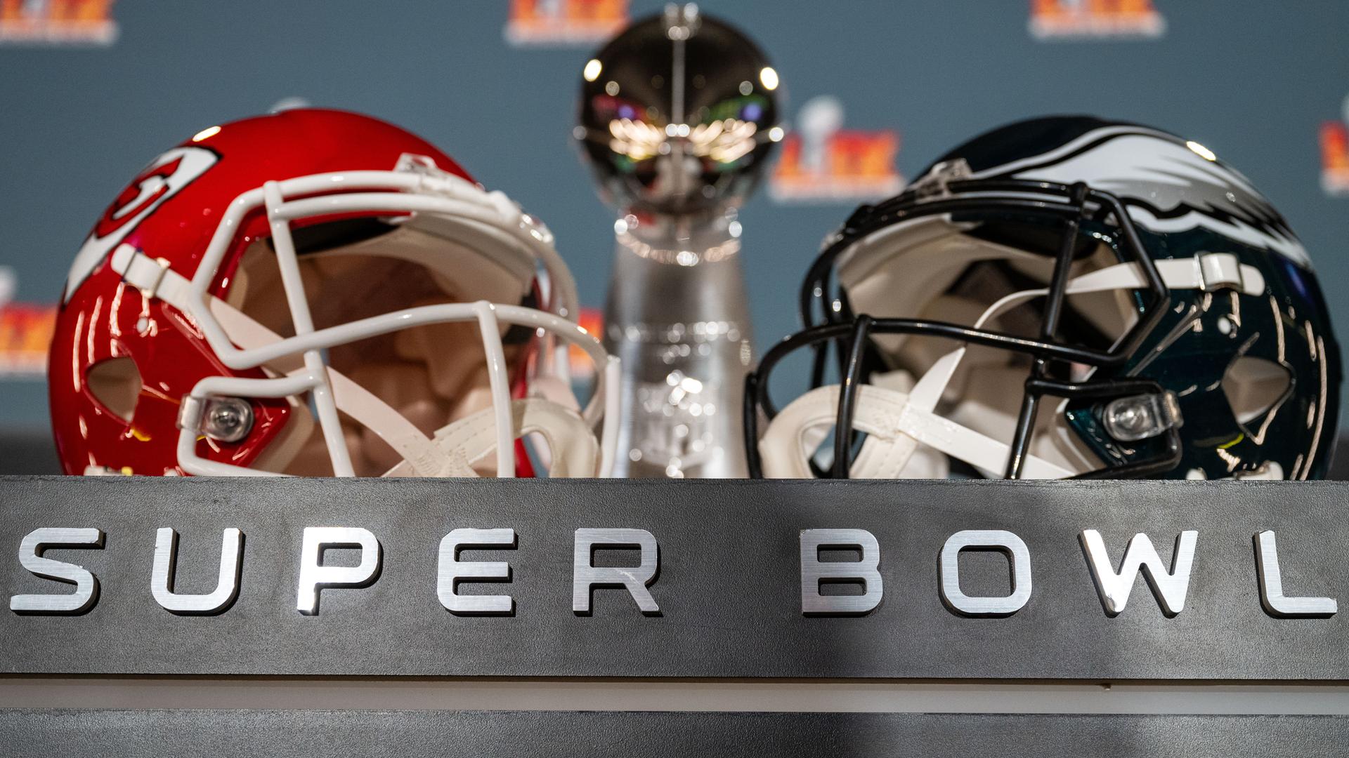 Die Helme der Kansas City Chiefs und der Philadelphia Eagles vor der Vince LombardiTrophäe
