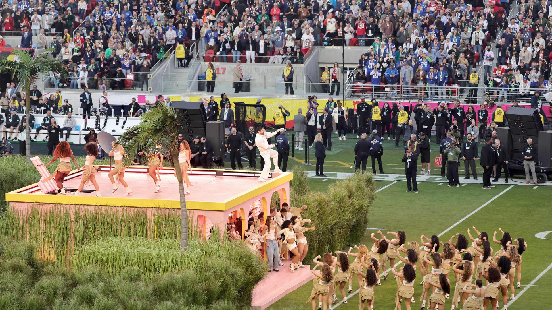 Bad Bunny und Lady Gaga tritt in der Halbzeitpause des NFL Super Bowl 60 am 08.02.2026, in Santa Clara, Kalifornien, auf