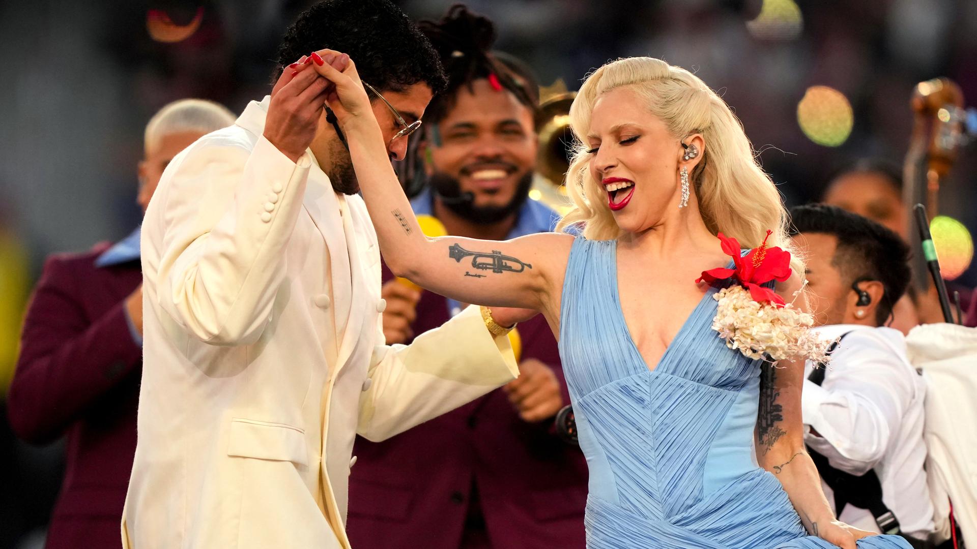 Bad Bunny und Lady Gaga treten in der Halbzeitpause des NFL Super Bowl 60 am 08.02.2026, in Santa Clara, Kalifornien