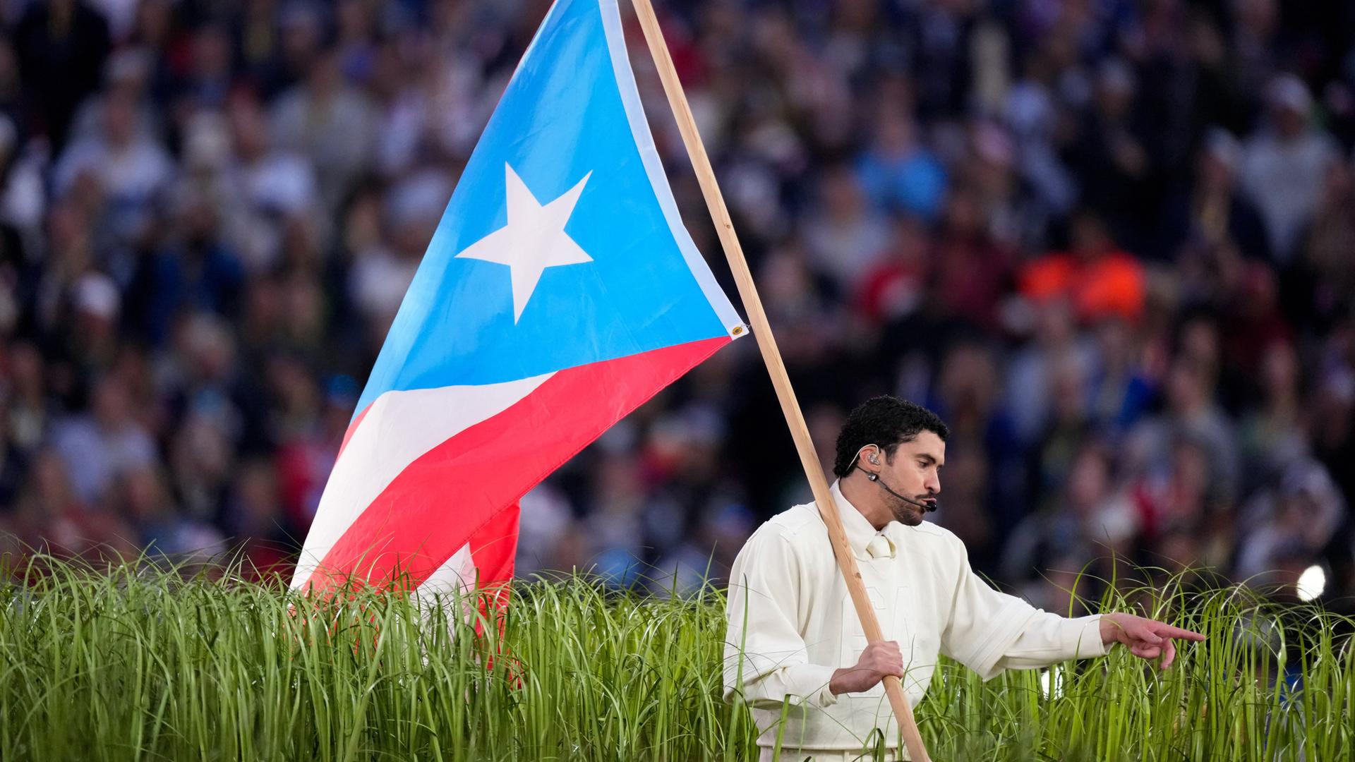 Bad Bunny tritt in der Halbzeitpause des NFL Super Bowl 60 am Sonntag, dem 08.02.2026, in Santa Clara, Kalifornien, auf.