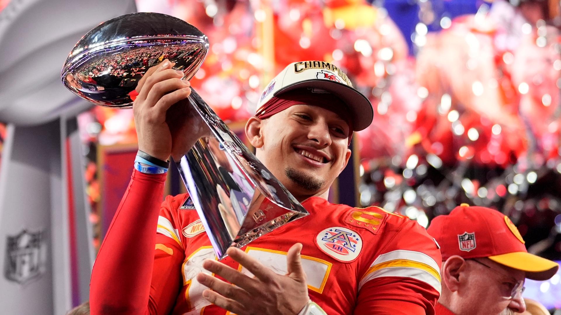 Der Quarterback der Kansas City Chiefs, Patrick Mahomes, feiert mit der Trophäe nach dem Sieg des Teams in der Verlängerung während des NFL Super Bowl 58-Fußballspiels gegen die San Francisco 49ers am Sonntag, 11. 02. 2024, in Las Vegas.