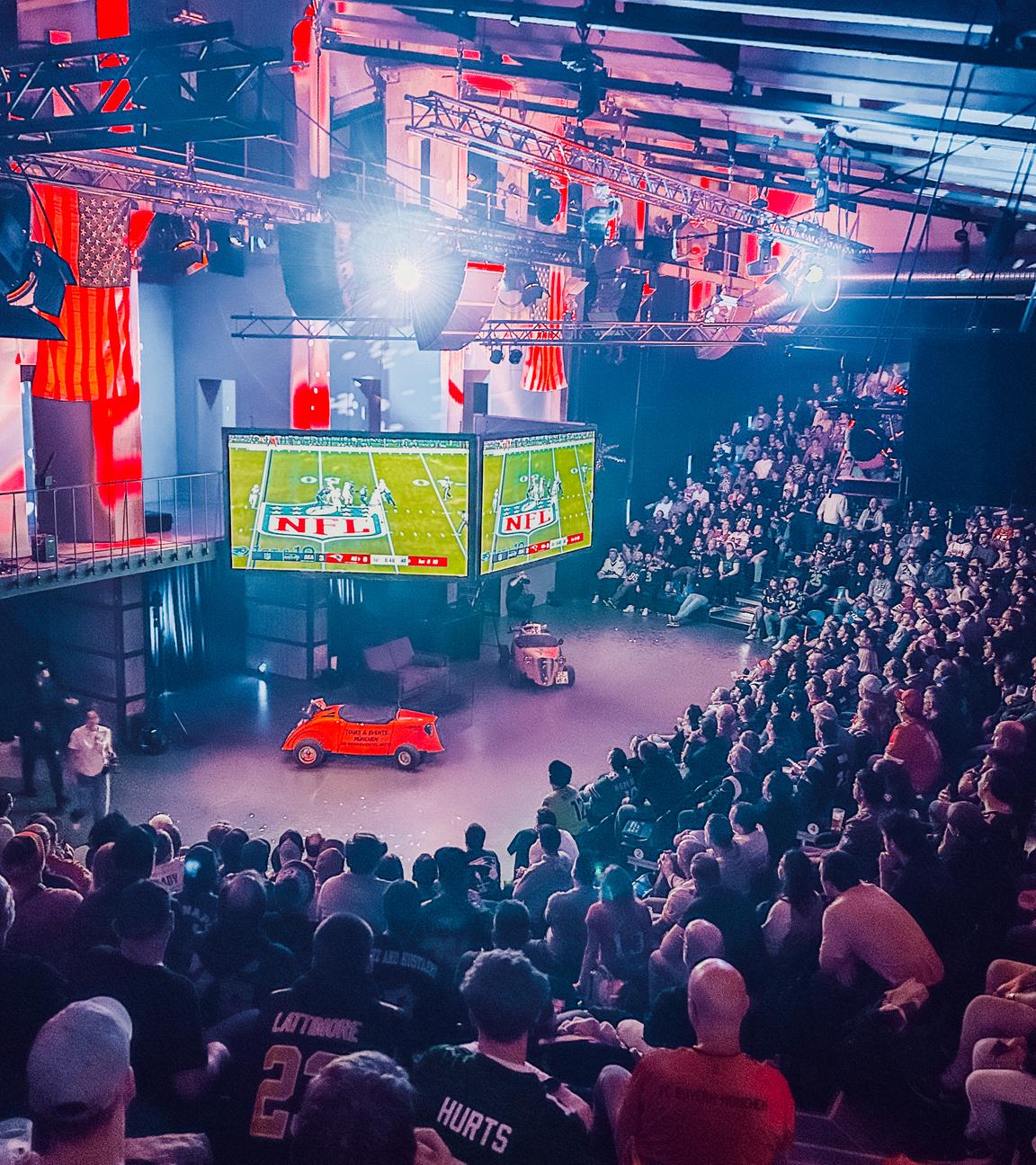 Fans schauen den Super Bowl auf einem Videowürfel