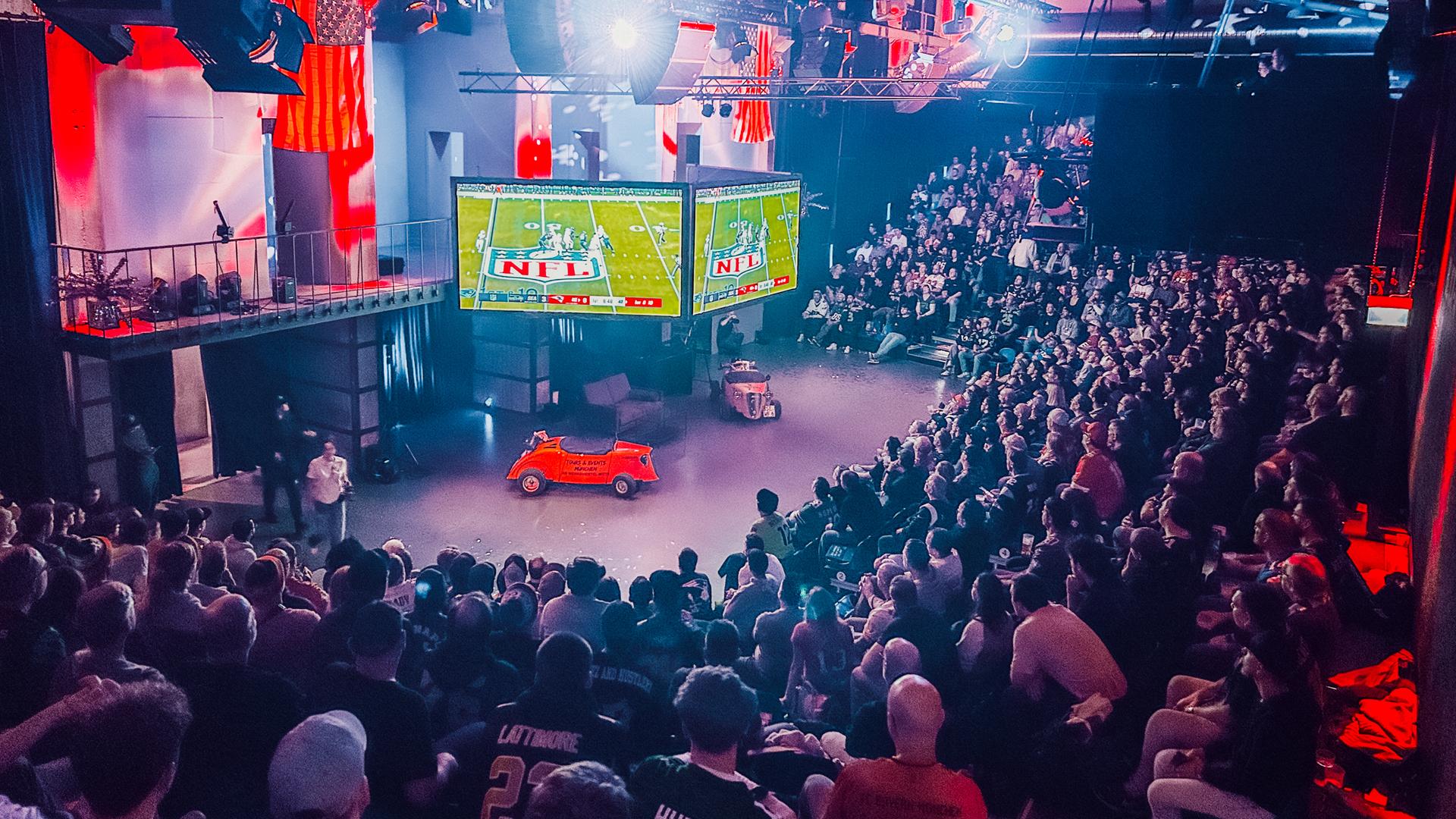 Fans schauen den Super Bowl auf einem Videowürfel