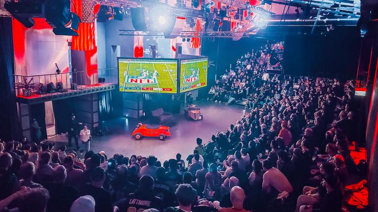 Fans schauen den Super Bowl auf einem Videowürfel