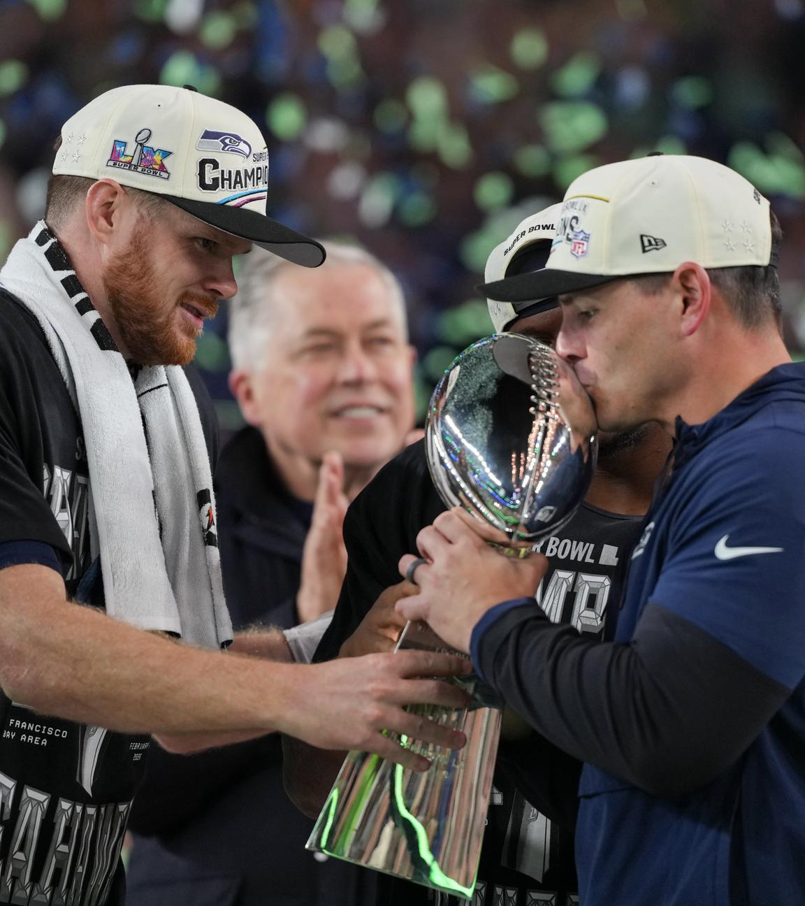 Mike MacDonald, Trainer der Seattle Seahawks, küsst die Lombardi Trophy nach dem Sieg über die New England Patriots.